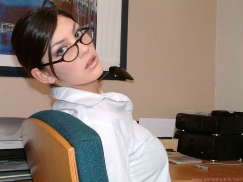 19-летняя помошница обнажилась в кабинете